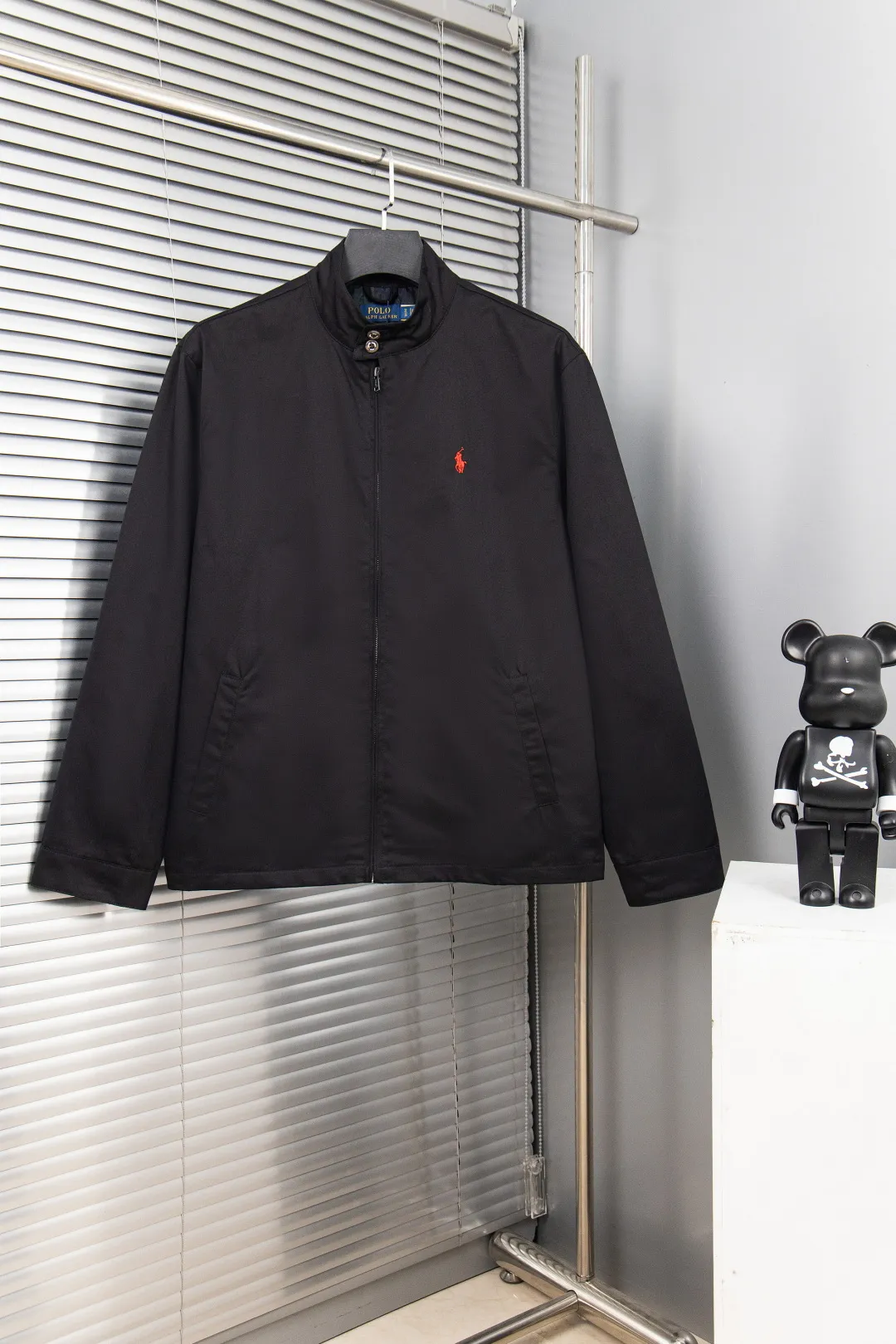 🅿️330 new model number: B129 Ralph Lauren's new 2024 classic old money style stand collar executive zipper jacket 1️⃣Selected from high-quality original developed pure cotton fabrics, with customized plaid lining inside, the overall wearing effect is very soft and comfortable, 2️⃣The workmanship details are perfectly controlled, the chest is exquisitely embroidered with small logos, and the dropped shoulders are made of splicing technology to create a unique design style that highlights your personality! The version is simple but not simple! 3️⃣ Complete with tag accessories, unisex design, and a very versatile jacket for men and women! Color: black, navy, khaki, green Size: S, M, L, XL